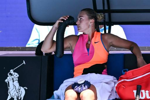Aryna Sabalenka utiliza una tubería de aire acondicionado para refrescarse durante su partido de cuartos de final individual femenino.