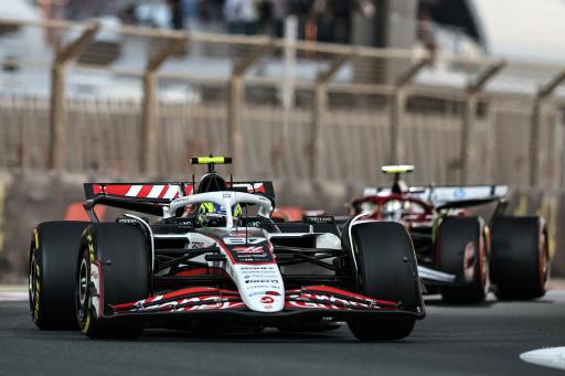 El piloto británico de la escudería Haas Oliver Bearman compite en el Gran Premio de Abu Dabi de Fórmula 1, en el Circuito de Yas Marina, el 7 de diciembre de 2025