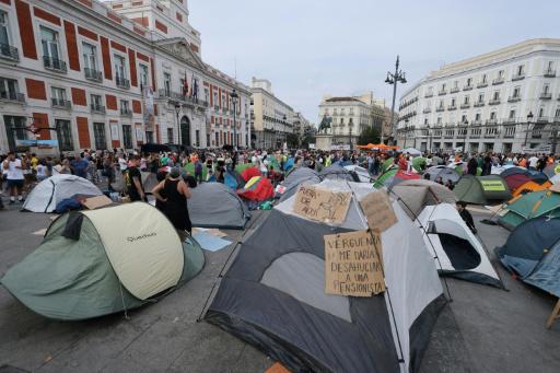 Decenas de tiendas de campaña de los manifestantes contra los deshaucios y la crisis de la vivienda en España ocupan la céntrica Puerta del Sol, el 27 de septiembre de 2026 en Madrid