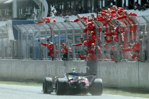 Miembros del equipo Ferrari celebran la victoria del piloto británico Lewis Hamilton en el GP de Cataluña de F1, en el circuitp de Montmeló, en la periferia de Barcelona, el 14 de junio de 2026