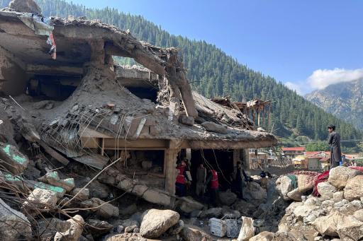 Afganos buscan a decenas de desaparecidos tras devastadoras inundaciones
