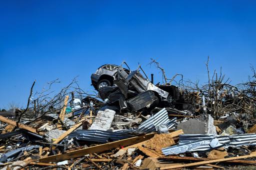 La alegría de seguir vivos tras paso de mortífero tornado en Misispi