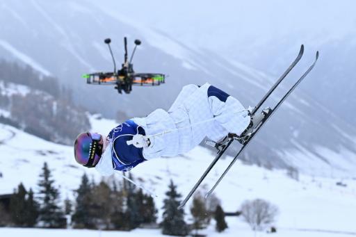 Un dron sigue a la británica Makayla Gerken Schofield en la clasificación femenina de moguls del esquí acrobático de los Juegos Olímpicos de Invierno de Milán-Cortina. En Livigno (norte de Italia), el 10 de febrero de 2026