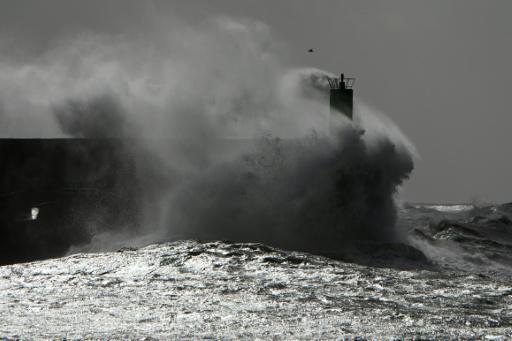 Una ola rompa contra el muro del puerto de A Guarda, en el noroeste de España, el 29 de enero de 2025, durante el paso de la tormenta Ivo por la región de Galicia