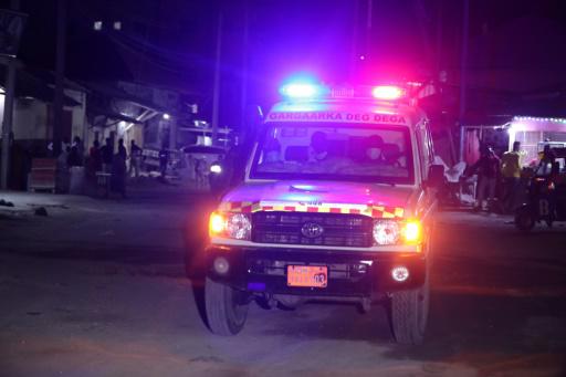 Una ambulancia cerca del hotel de Mogadiscio atacado por el grupo Al Shabab, en Somalia el 9 de junio de 2023