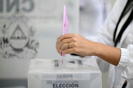 Una mujer emite su voto durante las elecciones generales de Honduras en un centro electoral en Tegucigalpa, el 30 de noviembre de 2025.