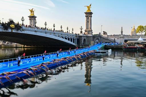 Deportistas comienzan la competición en un test-event de triatlón femenino junto al puente Alejandro III en el río Sena. En París, el 17 de agosto de 2023 Des athlètes commencent la compétition sur la Seine, au niveau du pont Alexandre III, à Paris, durant un test-event du triathlon femmes le 17 août 2023
