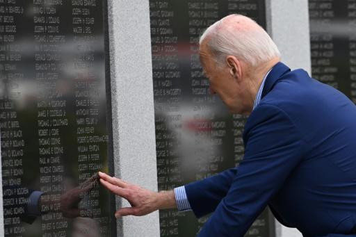 Joe Biden toca el nombre de su tío en un monumento de homenaje a los muertos de Scranton, en Pensilvania, el 17 de abril de 2024