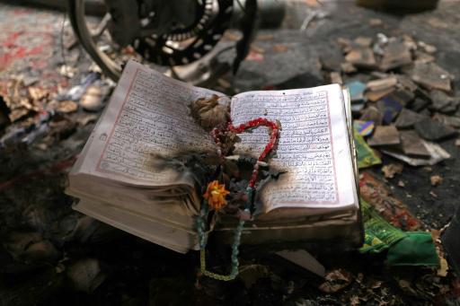 Una imagen tomada durante una visita para medios extranjeros muestra libros religiosos quemados en la mezquita de Beheshti, dañada durante las recientes protestas callejeras, el 21 de enero de 2026 en Teherán