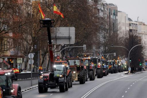 Agricultores españoles protestan con tractores contra el acuerdo comercial entre la UE y Mercosur y las presiones económicas a las que se enfrenta el sector agrícola, en Madrid, el 11 de febrero de 2026. El 9 de enero, España celebró la aprobación por parte de los países de la UE de un amplio acuerdo comercial con el bloque sudamericano Mercosur, defendido por los grupos empresariales y condenado por muchos agricultores europeos
