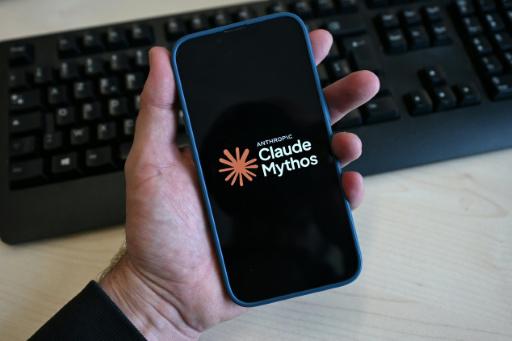 Anthropic ha anunciado la suspensión de sus dos nuevos modelos, su versión muy restringida Mythos 5 y su variante limitada para el gran público, Fable 5, con el fin de cumplir una orden de las autoridades estadounidenses.