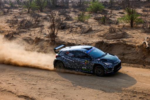 Oliver Solberg avanza por un camino de tierra en su Toyota GR Yaris durante la segunda jornada del Rally de Yeda, el 27 de noviembre de 2025 en Arabia Saudí
