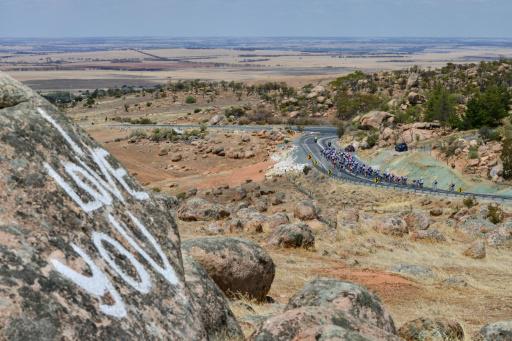 El pelotón del Tour Down Under rueda por una zona rural cerca de Adelaida, en el sur de Australia, el 24 de enero de 2020