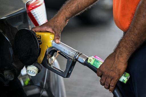 El empleado de una gasolinera llena el depósito de combustible de un vehículo el 10 de marzo de 2026 en Biyagama, en los alrededores de Colombo, la capital de Sri Lanka