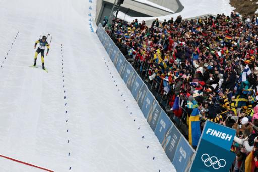 El biatleta sueco Martin Ponsiluoma en su entrada a meta como campeón olímpico de la prueba de persecución individual (12,5 km) en los Juegos de Milán-Cortina, en Anterselva (nordeste de Italia), el 15 de febrero de 2026