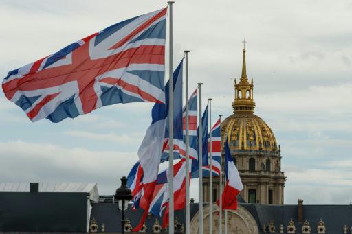 Banderas británicas y francesas ondean frente al Hotel de los Inválidos con motivo de la visita del rey Carlos III, el 19 de septiembre de 2023 en el centro de París