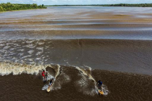 Una ola de agua dulce desafía a los surfistas en la Amazonía brasileña