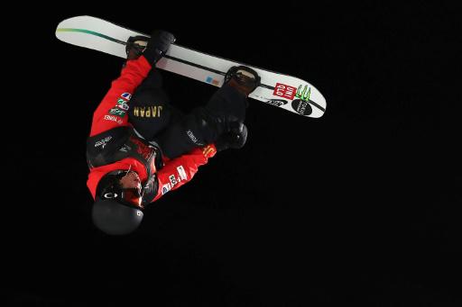 Ayumu Hirano realiza una figura durante la prueba de halfpipe en Mammoth, en California, el 8 de nero de 2022