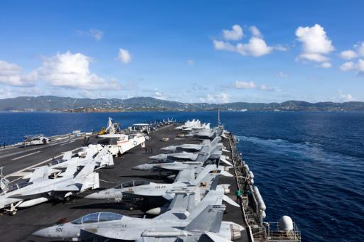 Una imagen de la Armada de EEUU muestra varios cazas estacionados en la cubierta del portaaviones Gerald R. Ford a su llegada a St. Thomas, en las Islas Vírgenes de EEUU, el 1 de diciembre de 2025