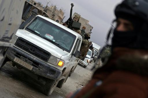 Fuerzas de seguridad iraquíes patrullan en la zona de la prisión de Al Aqtan, en la periferia de Raka (este), el 22 de enero de 2026