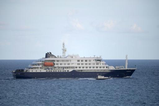 El crucero Hondius, afectado por el brote de hantavirus, deja el puerto de Granadilla de Abona, en la isla de Tenerife, el 11 de mayo de 2026 en el archipiélago español de las Canarias