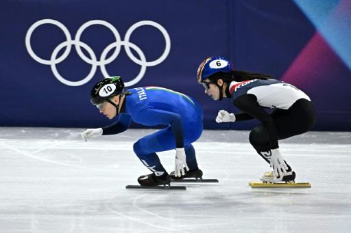 La italiana Arianna Fontana (izquierda) durante su participación en la prueba de relevos femeninos de los Juegos Olímpicos de Invierno de Milán-Cortina. En Milán (norte de Italia), el 18 de febrero de 2026