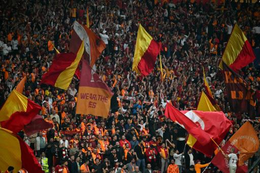 Tapones para los oídos y analgésicos: el ruidoso infierno de los estadios turcos