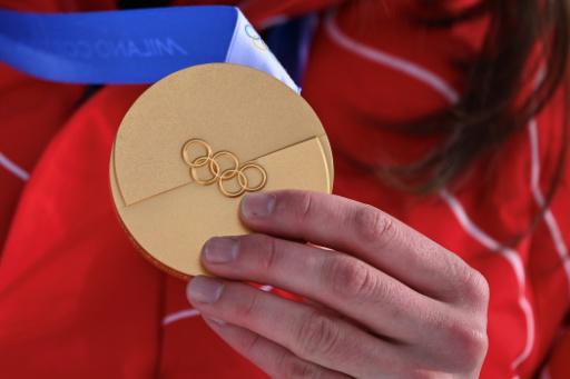 Fotografía de la medalla de oro ganada por la suiza Mathilde Gremaud en la prueba slopestyle del esquí acrobático de los Juegos Olímpicos de Invierno de Milán-Cortina, el 9 de febrero de 2026