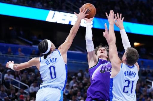 Lauri Markkanen, de los Utah Jazz, lanza a canasta durante el partido contra los Orlando Magic el 7 de febrero de 2026