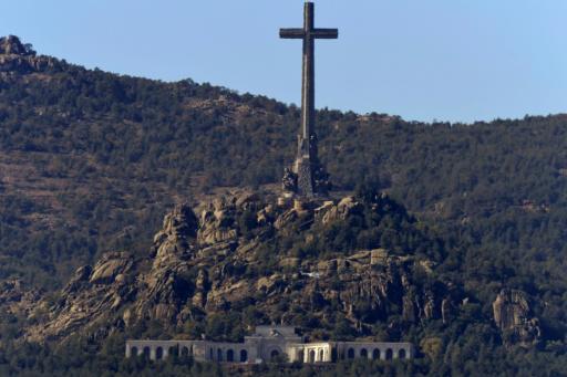 Un helicóptero Super Puma del ejército español (c) traslada los restos del dictador Francisco Franco desde la Basílica del Valle de los Caídos, en la localidad madrileña de San Lorenzo del Escorial, el 24 de octubre de 2019