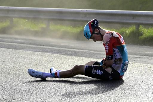 El ciclista belga Liam Slock tras caerse durante la clásica Brujas-De Panne, el 20 de marzo de 2024
