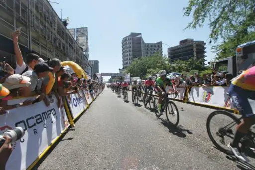 Los ciclistas corren la primera etapa de la Vuelta al Táchira del año pasado, entre San Cristóbal y Tabira, en Venezuela, el 12 de enero de 2025