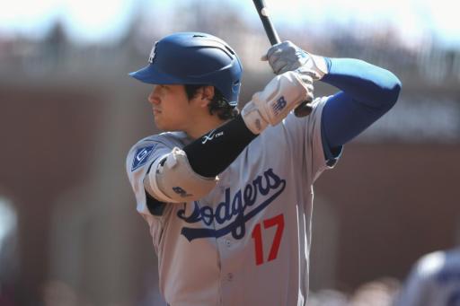 Shohei Ohtani, del número 17 de los Dodgers de Los Ángeles, calienta durante el partido contra los Gigantes de San Francisco en el Oracle Park, de San Francisco, el 26 de septiembre de 2026
