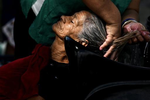 Familiares de presos políticos se instalan con fe afuera de un penal en Venezuela