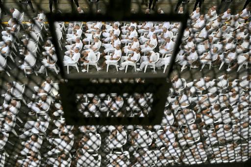 Pandilleros escuchan el relato de sus crímenes en la megacárcel de El Salvador