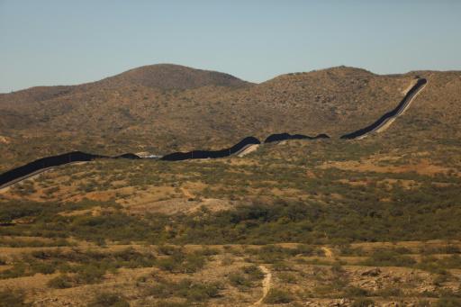 La frontera entre EEUU y México, vista desde un helicóptero cerca de Sasabe, en el estado estadounidense de Arizona, el 7 de noviembre de 2025