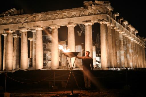 El campeón griego de 400 metros Periklis Iakovakis enciende el pebetero con la llama olímpica en el antiguo templo del Partenón, en la Acrópolis de Atenas, el 19 de abril de 2024
