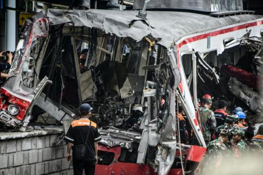 Unos operarios trabajan en los restos de uno de los trenes implicados en el accidente mortal de Bekasi Timur, el 28 de abril de 2026 cerca de Yakarta, la capital de Indonesia