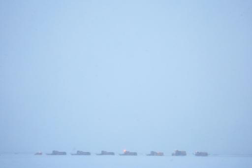 Máquinas quitanieves despejan las pistas en el aeropuerto de Orly, al sur de París, el 7 de enero de 2026