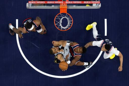 Keldon Johnson (2º izq.), de los San Antonio Spurs, intenta mantener la pelota en un partido de la NBA contra Los Angeles Clippers, en Inglewood (California, EEUU), el 16 de marzo de 2026