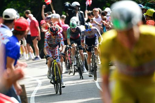 El ciclista esloveno Tadej Pogacar, con el maillot amarillo de líder del Tour de Francia, ataca para dejar al danés Jonas Vingegaard, con el maillot de lunares, el 18 de julio de 2026, en l º4ª etapa, de Mulhouse a Le Markstein