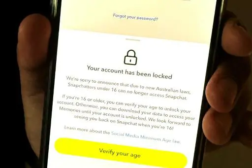 Un niño de 13 años muestra un mensaje en su teléfono móvil que le anuncia que su cuenta de la red social Snapchat ha quedado bloqueada para la verificación de su edad, el 9 de diciembre de 2025 en Sídney