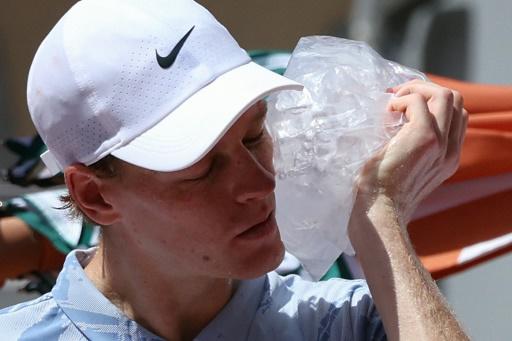 El italiano Jannik Sinner se refresca durante su derrota ante Juan Manuel Cerúndolo, el 28 de mayo de 2026 en la segunda ronda de Roland Garros