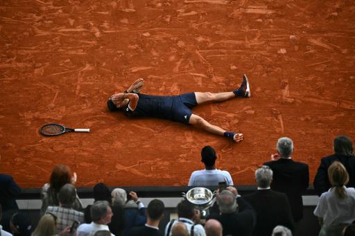 El tenista alemán Alexander Zverev celebra su victoria en la final de Roland Garros contra el italiano Flavio Cobolli, el 7 de junio de 2026 en París