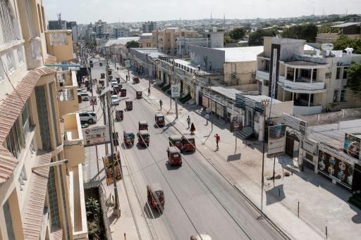 Un vista de una calle del centro de Mogadiscio, tomada el 10 de noviembre de 2022 en la capital somalí