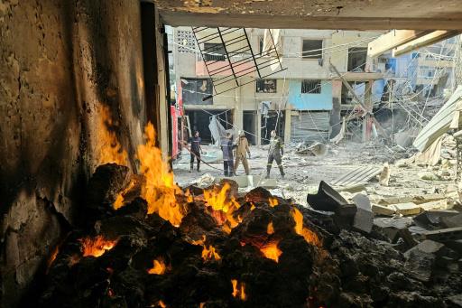 Bomberos en el lugar de los ataques aéreos israelíes nocturnos en el barrio de Haret Hreik, en las afueras del sur de Beirut, el 12 de marzo de 2026