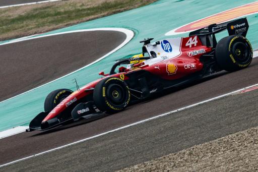 El piloto británico Lewis Hamilton, al volante del monoplaza de Ferrari para la temporada 2026, durante su presentación, el 23 de enero de 2026 en el circuito privado de pruebas de Fiorano, en Italia