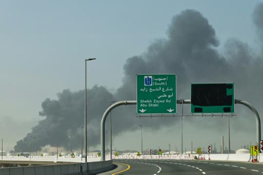 Una columna de humo se eleva desde el puerto de Jebel Ali, tras bombardeo en Dubái el 1 de marzo de 2026