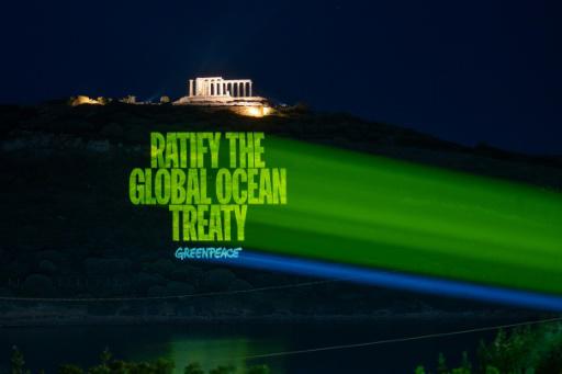 Activistas de Greenpeace reclaman a los líderes del mundo ratificar sus compromisos por los océanos adquiridos hace un año con mensajes proyectados con el templo de Poseidón de Sounión, cerca de Atenas, como telón de fondo el 13 de abril de 2024
