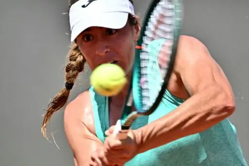 La tenista argentina Solana Sierra golpea la bola ante la estadounidense Coco Gauff durante el Torneo de Roma, el 9 de mayo de 2026